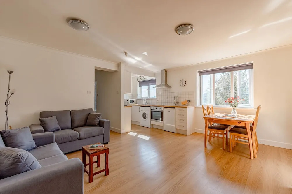 Luxury 2 Bed Room Lake View Apt Bowness Parking