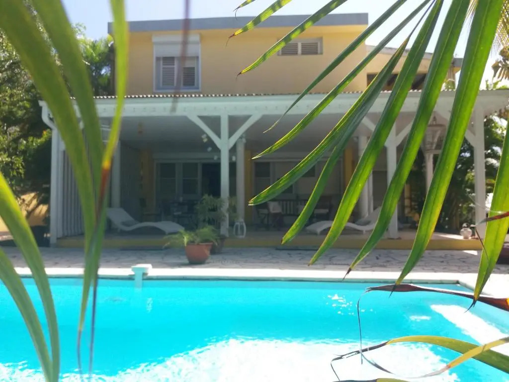 Un séjour privilégié à La Villa Gialla chambre dhôte et loft dans une maison de charme avec piscine à débordement