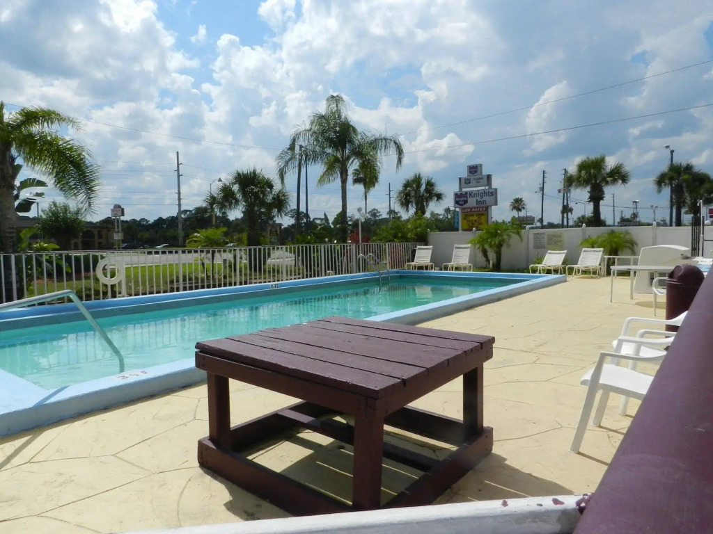 Maple Leaf Inn & Suites