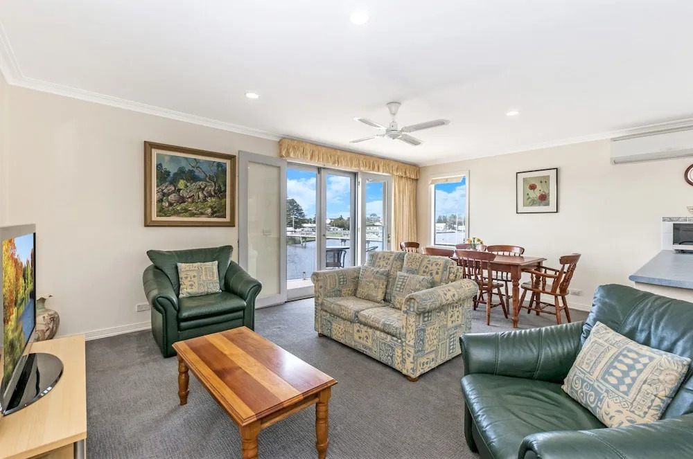 River Charm Apartment