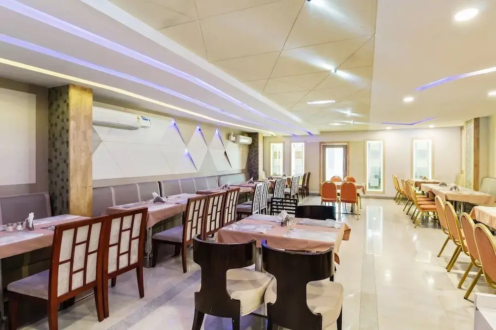Oyo 30525 Dwarka Grand