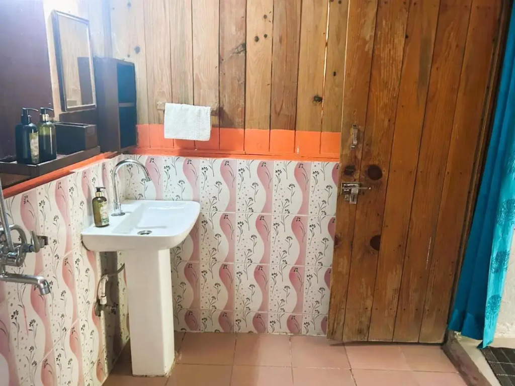 12 BHK Rustic hut in Dhaulsoot Village 3 km from Laxmijhula near Badrinath Road, Rishikesh, by GuestHouser (AE3B)