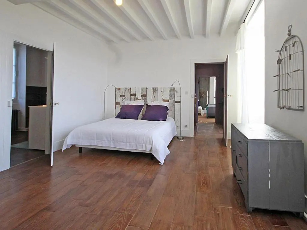 Maison Spacieuse avec Piscine Couverte et Wifi à Laleu - FR-1-497-46