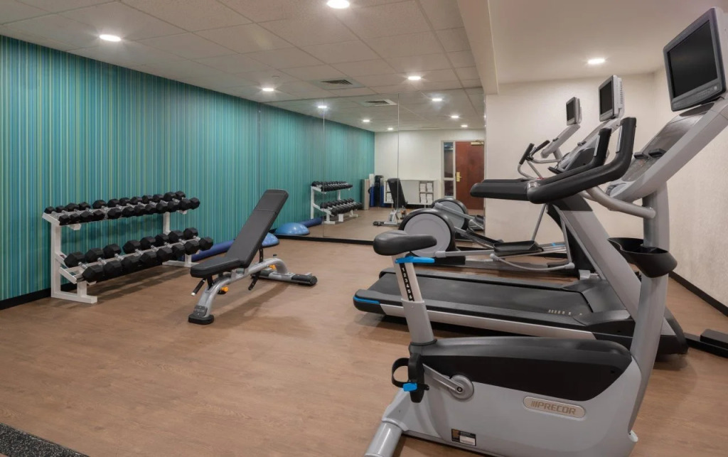 Holiday Inn Express & Suites Bradley Airport by IHG