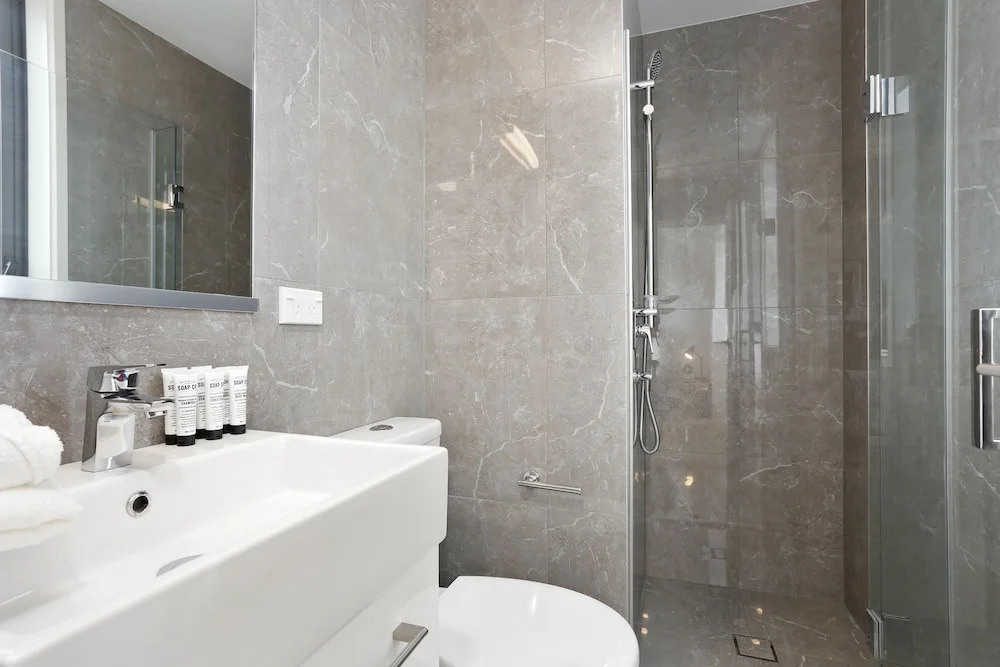 Newly refurbished penthouse apartment w carpark!