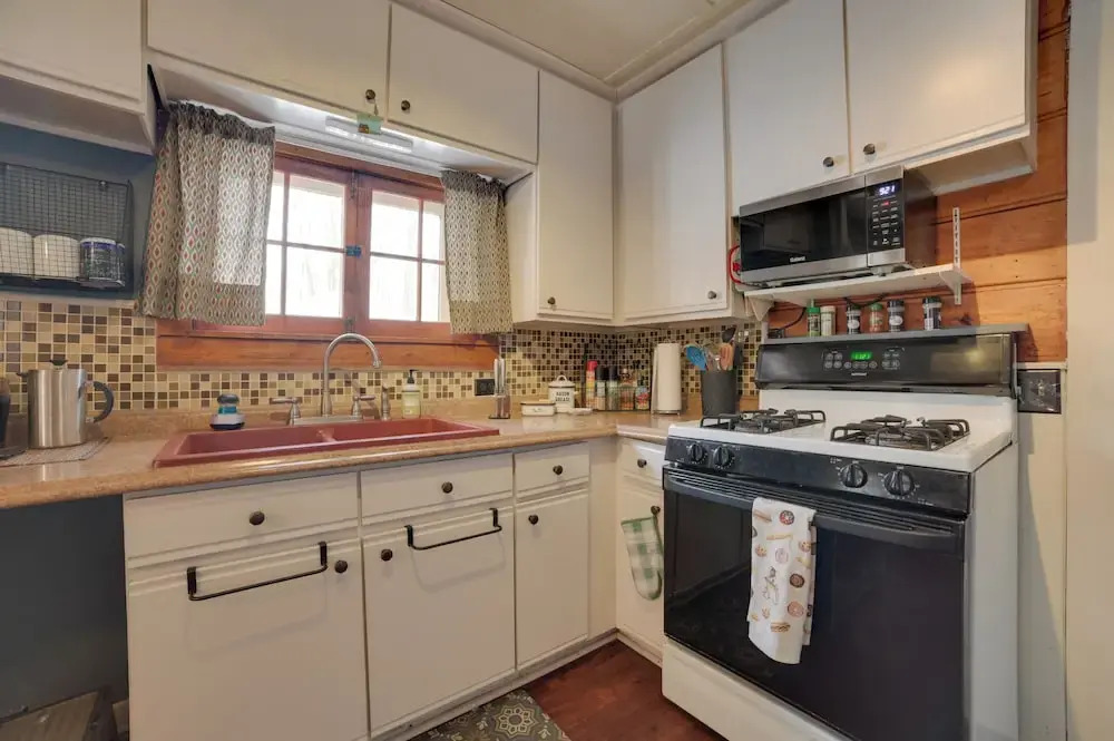 Family-friendly Cabin: Walk to Lake Access!