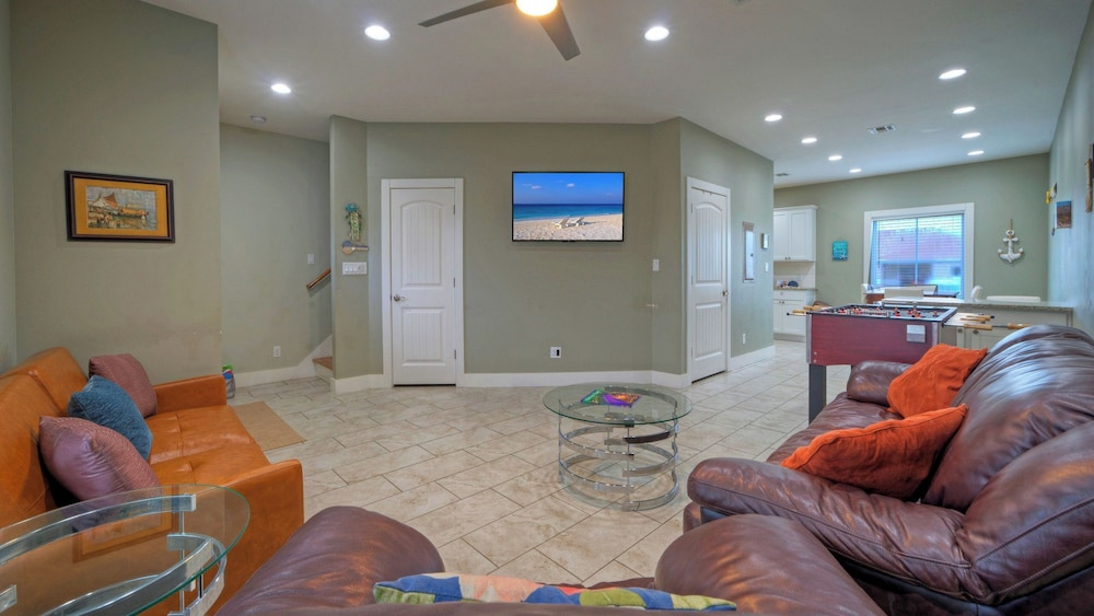 Ridley Retreat Community Pool, Mins to the Beach Corpus Christi + Port A