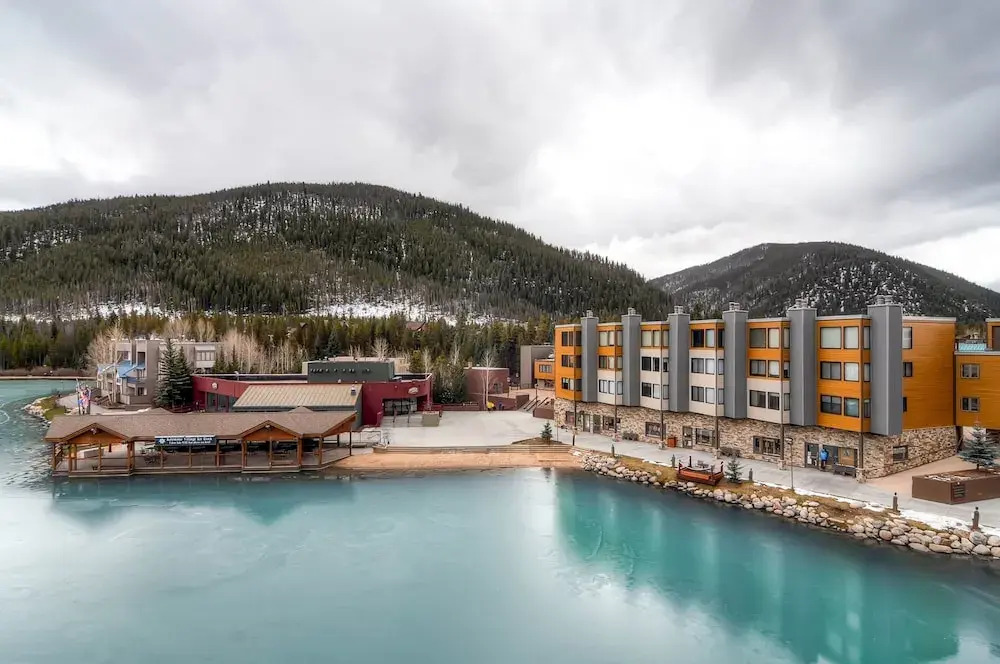 Studio in Lakeside Village, Updated Kitchen & Bath apts