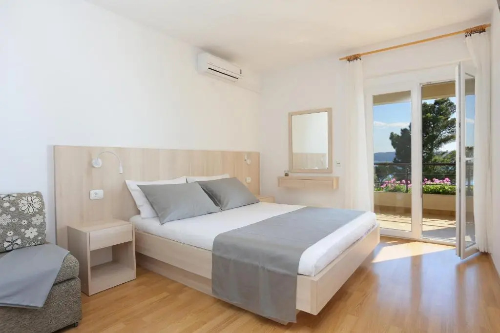 Apartments by the sea Brela, Makarska - 18814