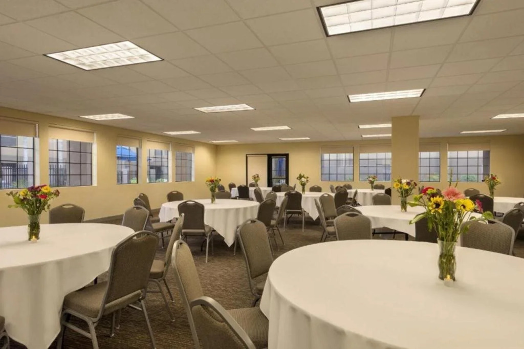 GreenTree Inn & Suites Phoenix Sky Harbor
