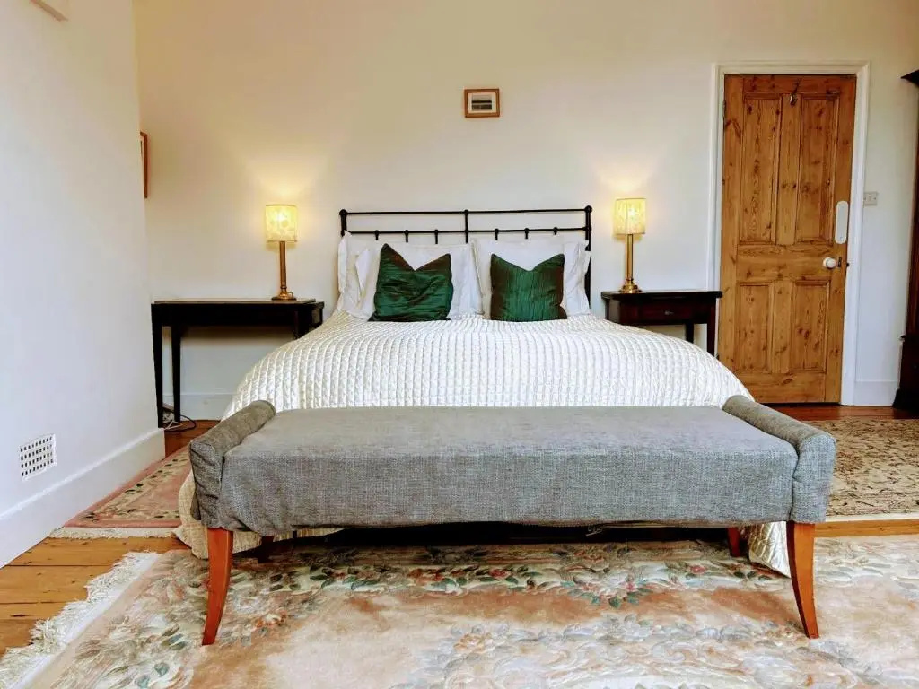 Large Sunny King-Size En-Suite