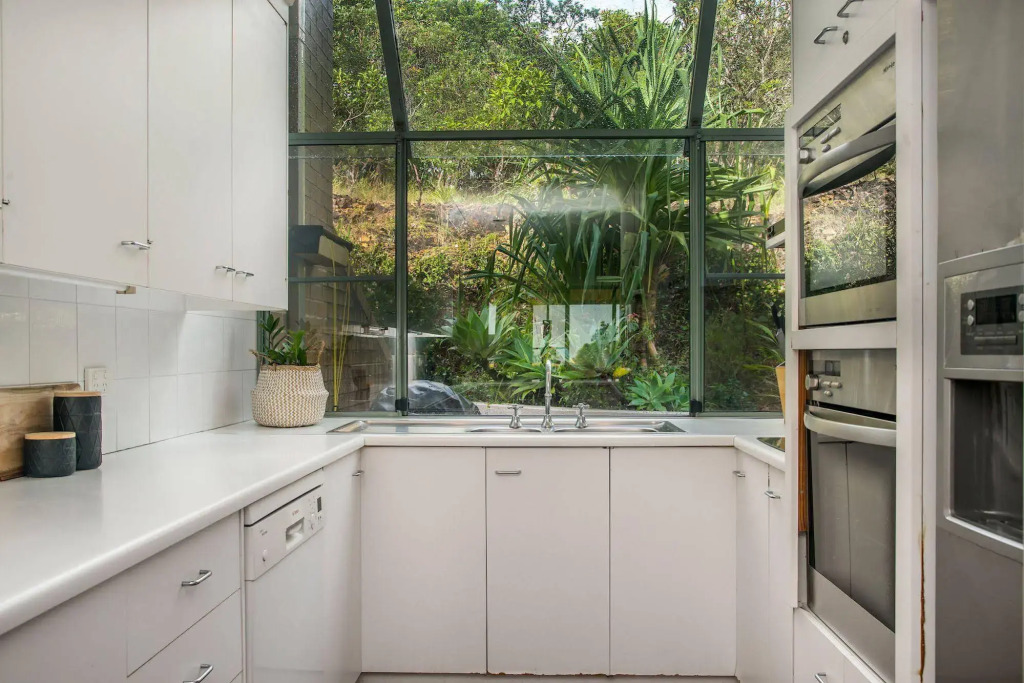 11 James Cook Apartments - w. pool & beach access