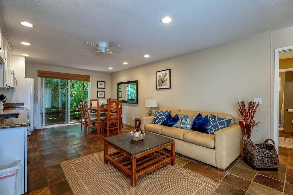 Charming Near The Beach 2 Bedroom Home