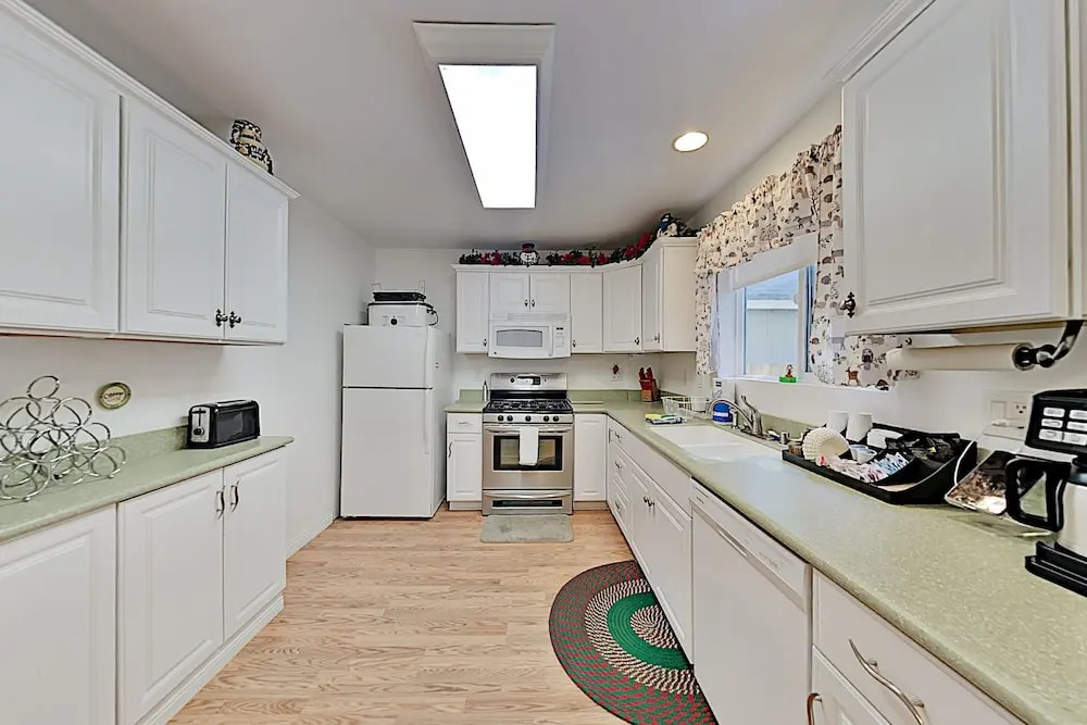 Corner Lot Gem W/ Hot Tub & Grill, Next To Shuttle 4 Bedroom Hotel Room