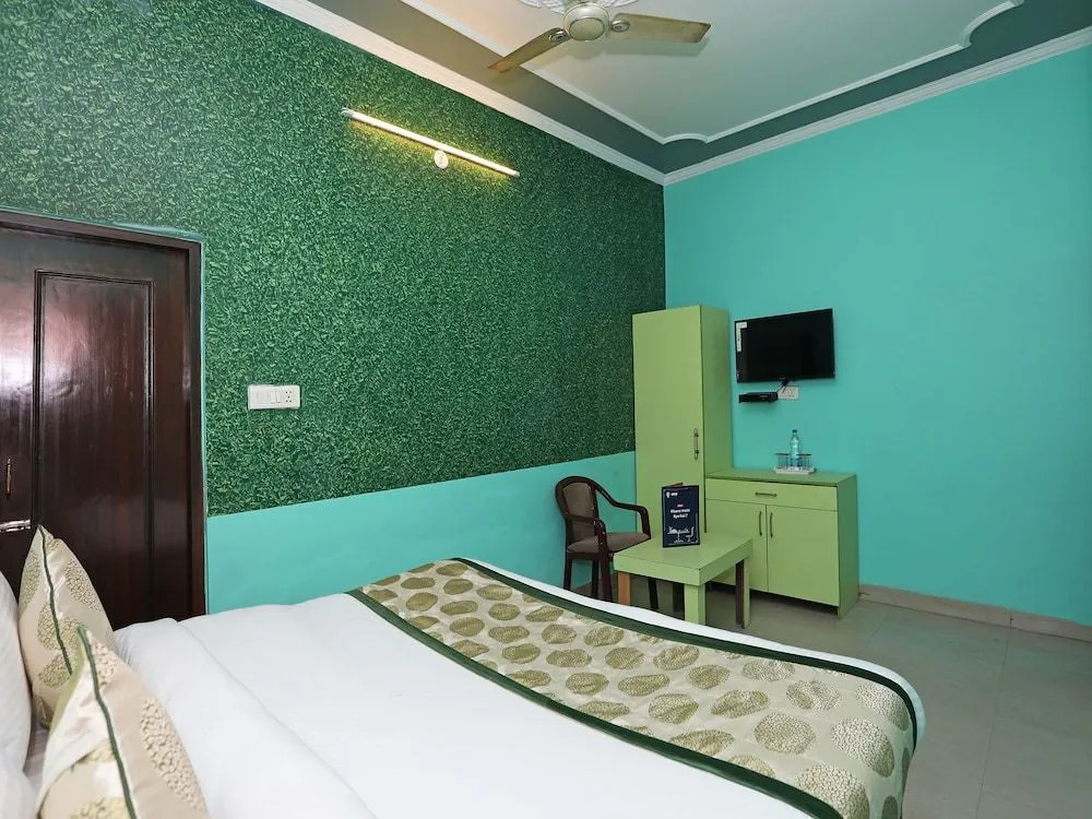OYO 11312 Hotel Aero Capitol