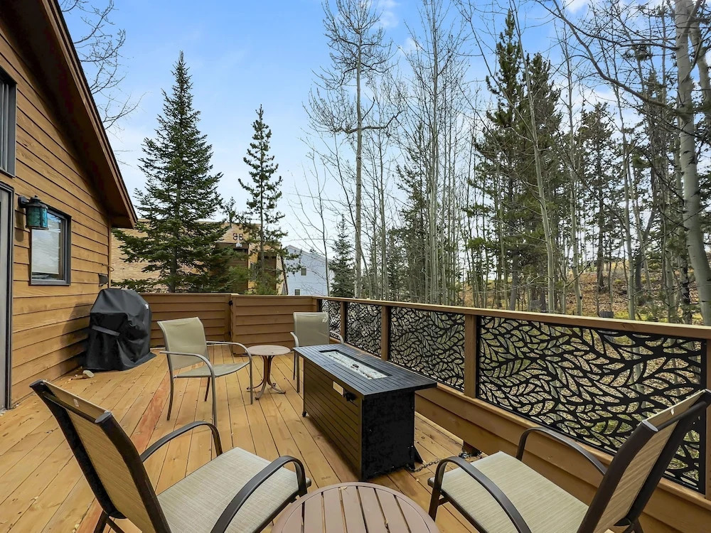 Cutty Sark Grand 6br 4.5ba Mountain Views 6 Bedroom Townhouse by RedAwning