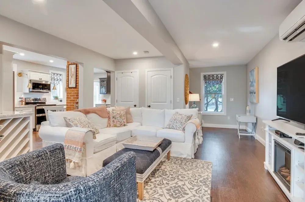 1 Mi to Drakes Island Beach: Cottage w/ Deck!