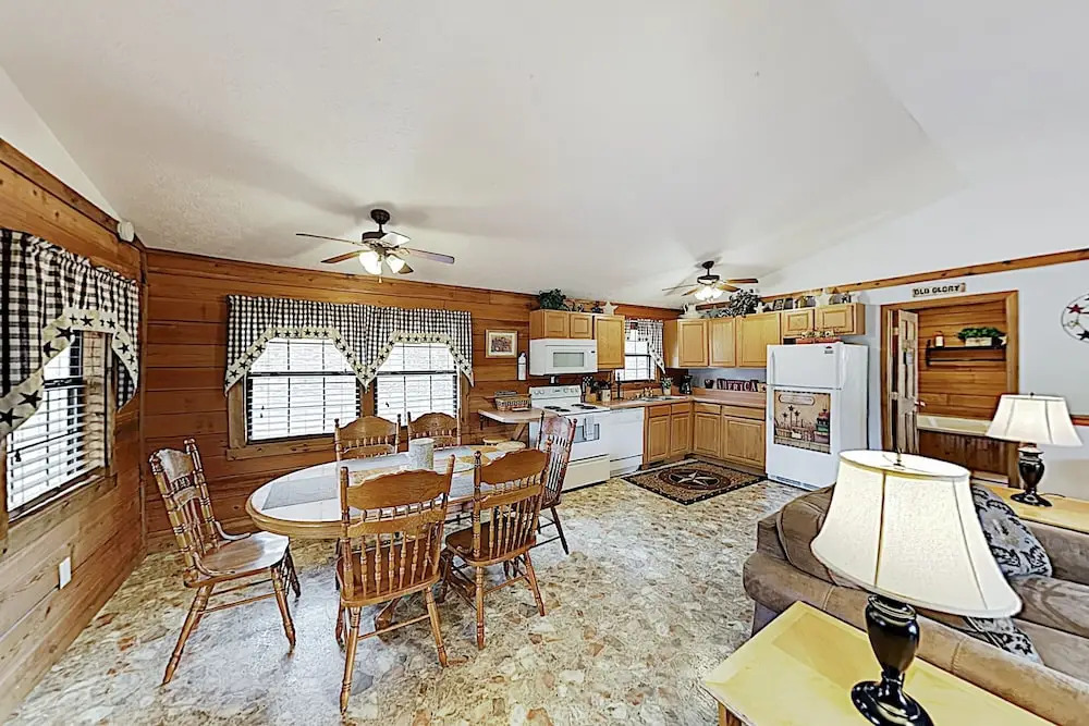 New Listing! Mountain Hideaway W/ Hot Tub 3 Bedroom Cabin