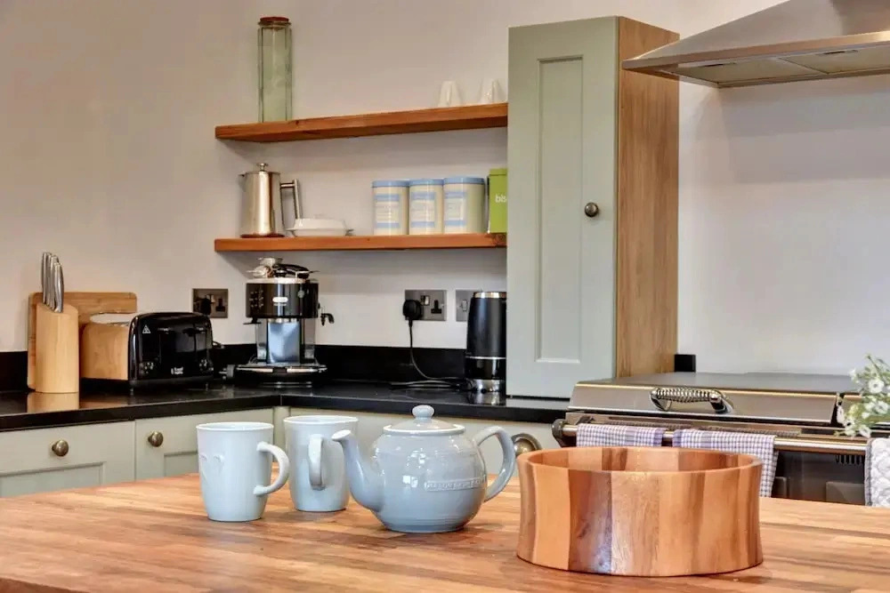 Holiday Home Near Bank Woods Nature Reserve, No Deposit