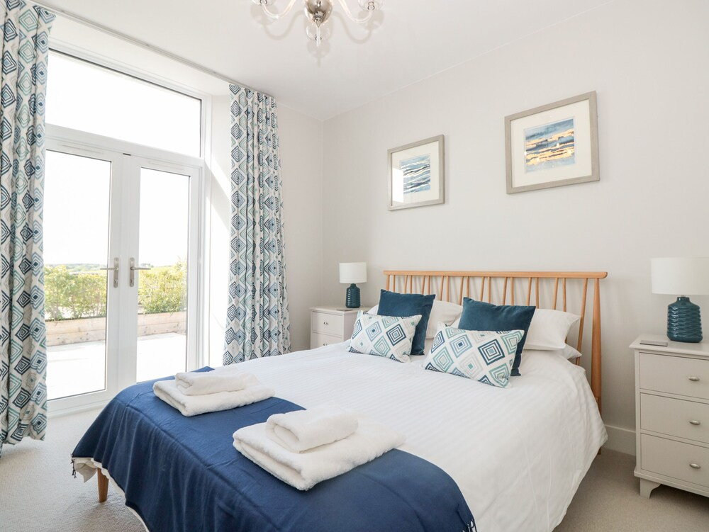 2 The Manor House, Hillfield Village