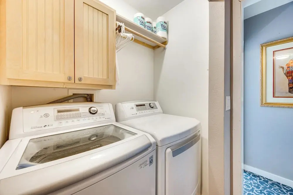 1 Mi to Attractions: Getaway w/ Mtn Views!