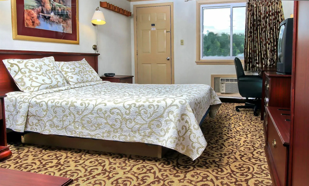 Happy Bear Motel