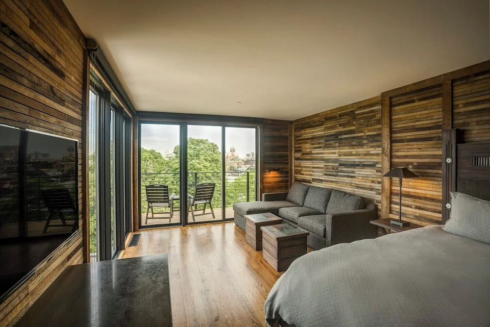 El Moore Lodge