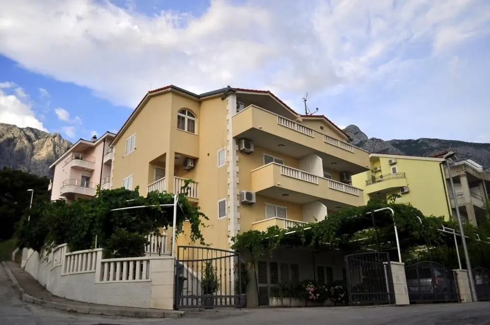Ivi - big Parking and Courtyard - SA2