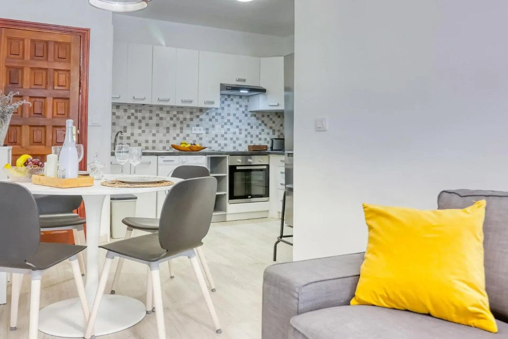 Cozy 3-bedrooms flat, main square and beachfront
