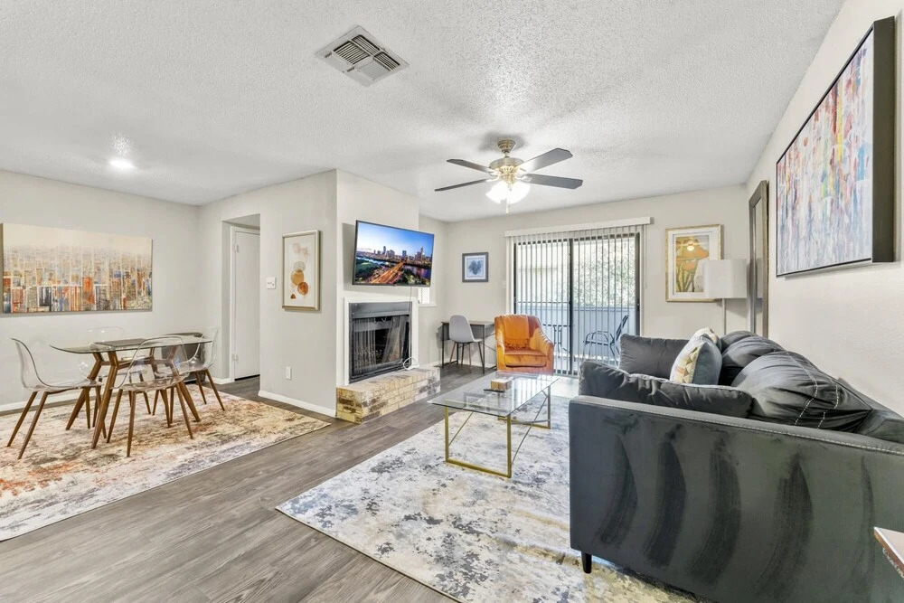 Roomy Sola 1BR King Suite Close to DT w Pool