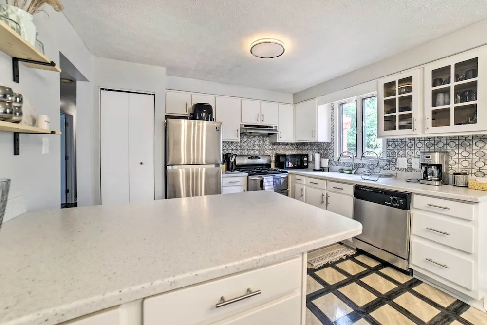 Pittsburgh Retreat w/ Deck ~ 4 Mi to Dtwn!