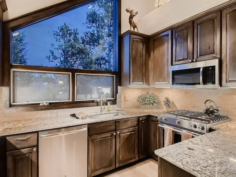 Luxury Ski in, Ski out 3 Bedroom Townhome at the Snowflake Lift - Saddlewood Townhomes