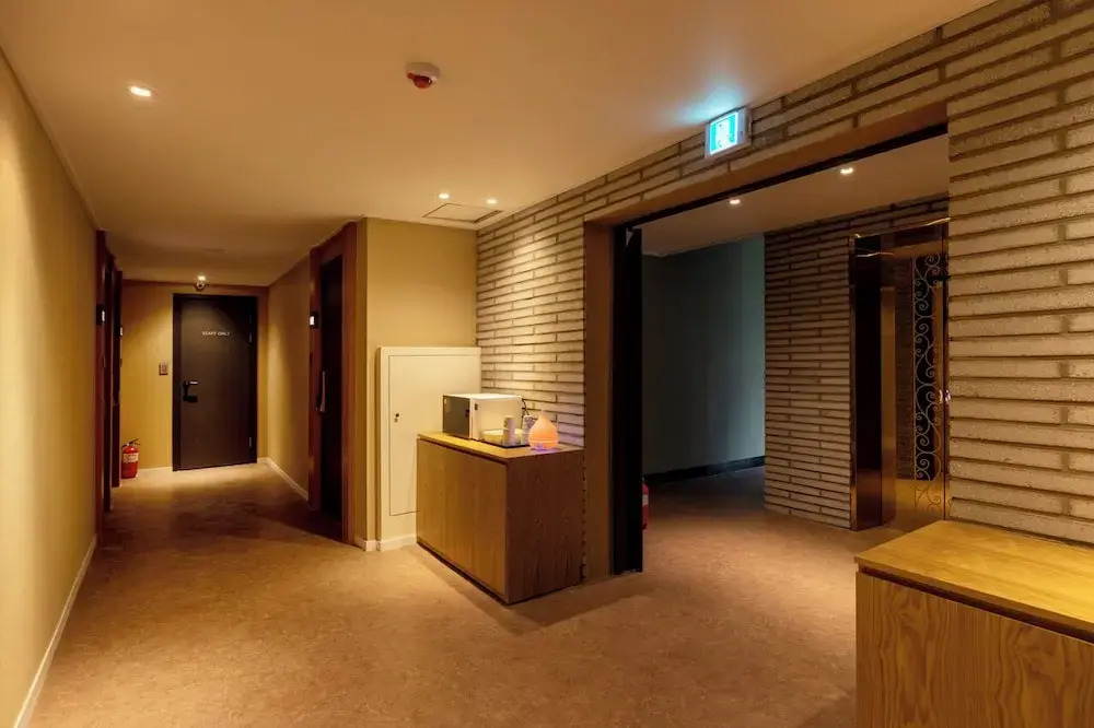 Avenue S Hotel
