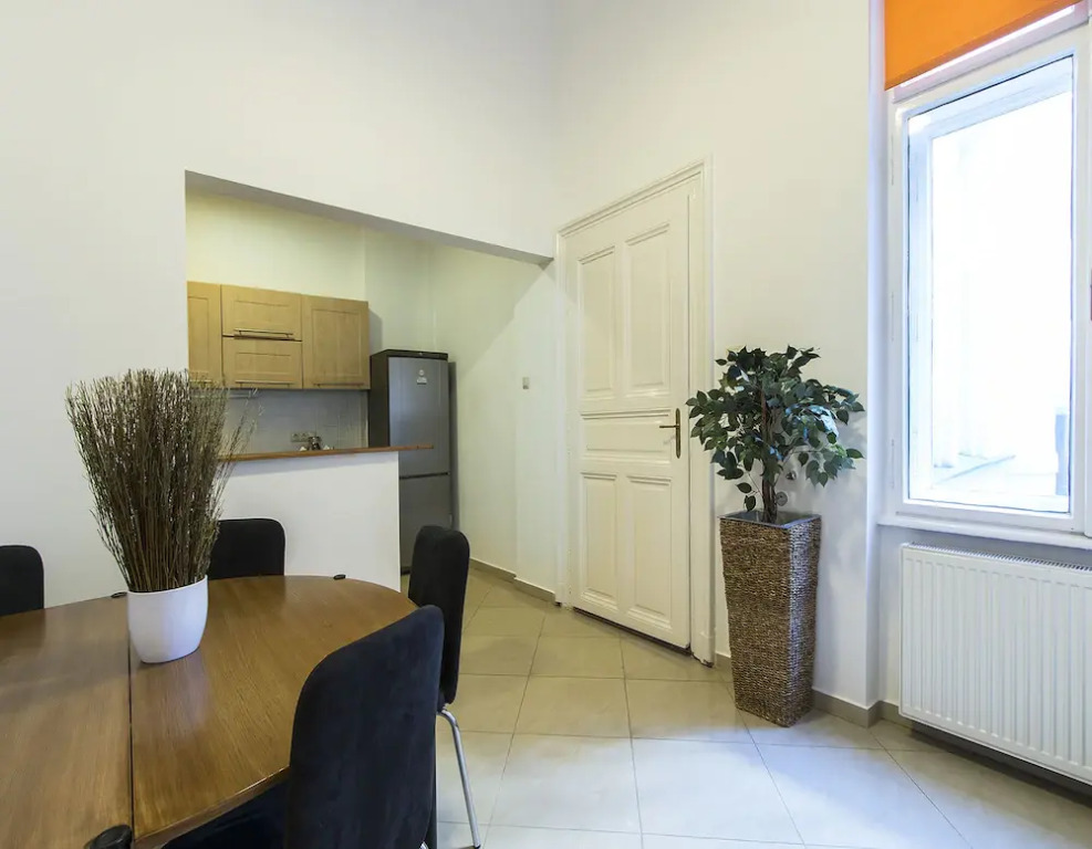 Large Central Apartments Kálmán Imre