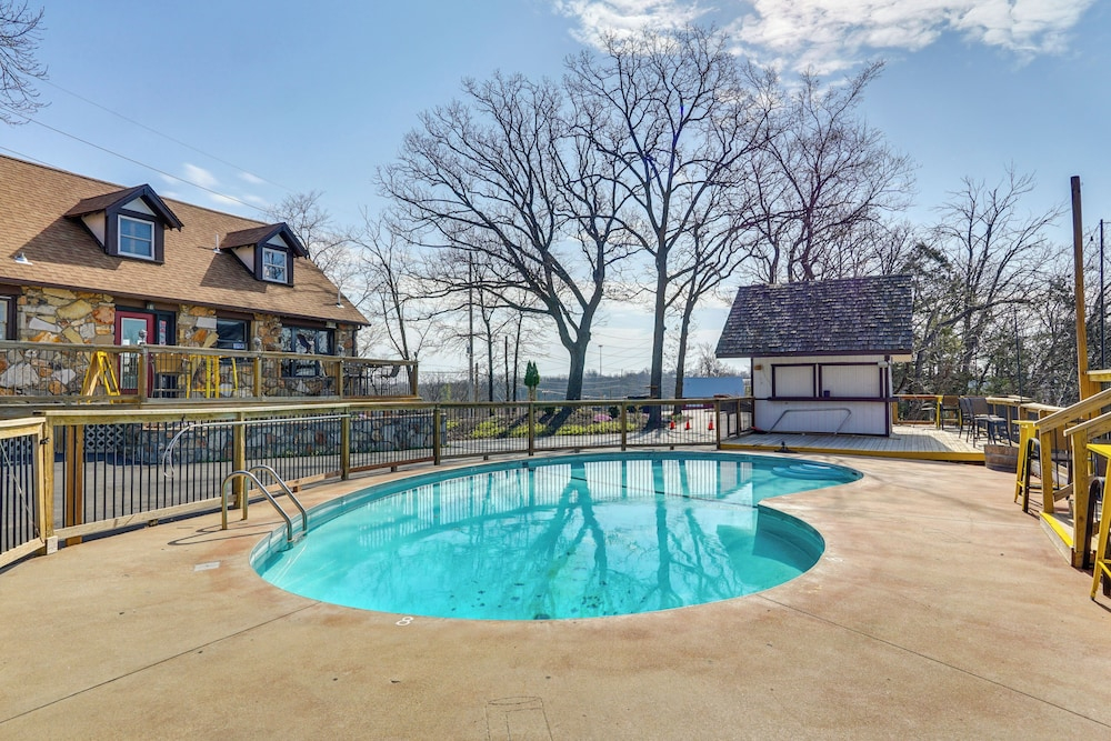 Explore the Bagnell Strip! Studio w/ Pool Access