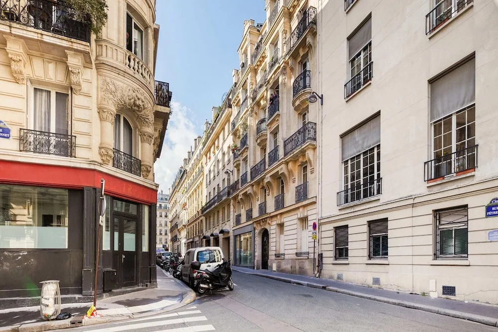 Warm and Homely Duplex Near Montmartre, Fits 5