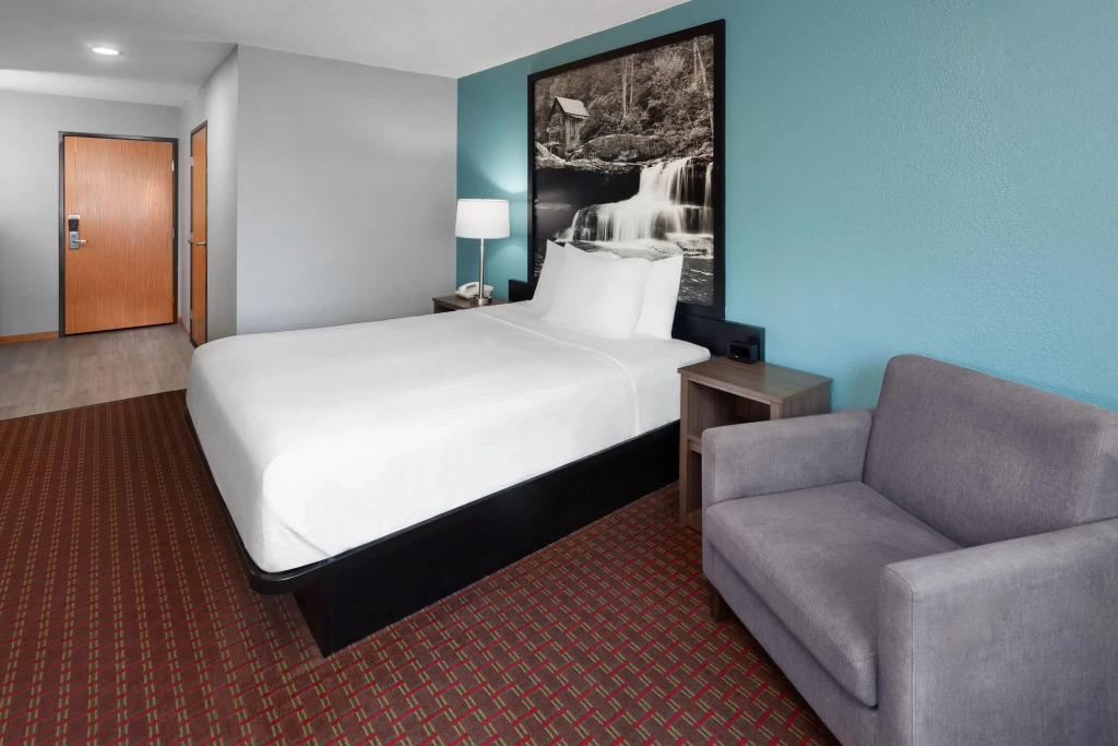 Super 8 by Wyndham McHenry Fox Lake Area