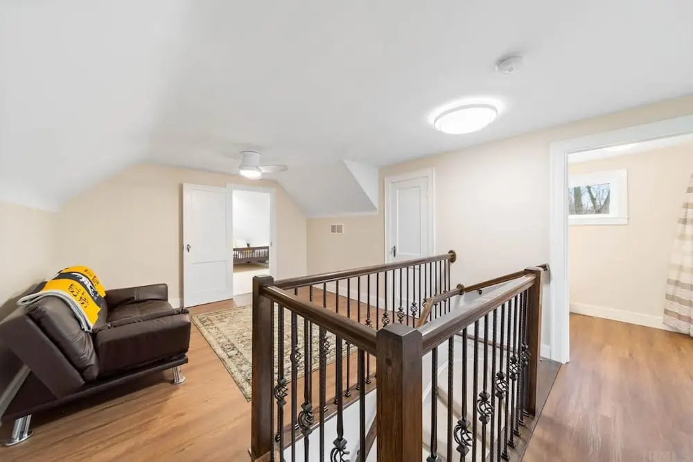 Modern Home Just 10 Mins to Notre Dame 18384