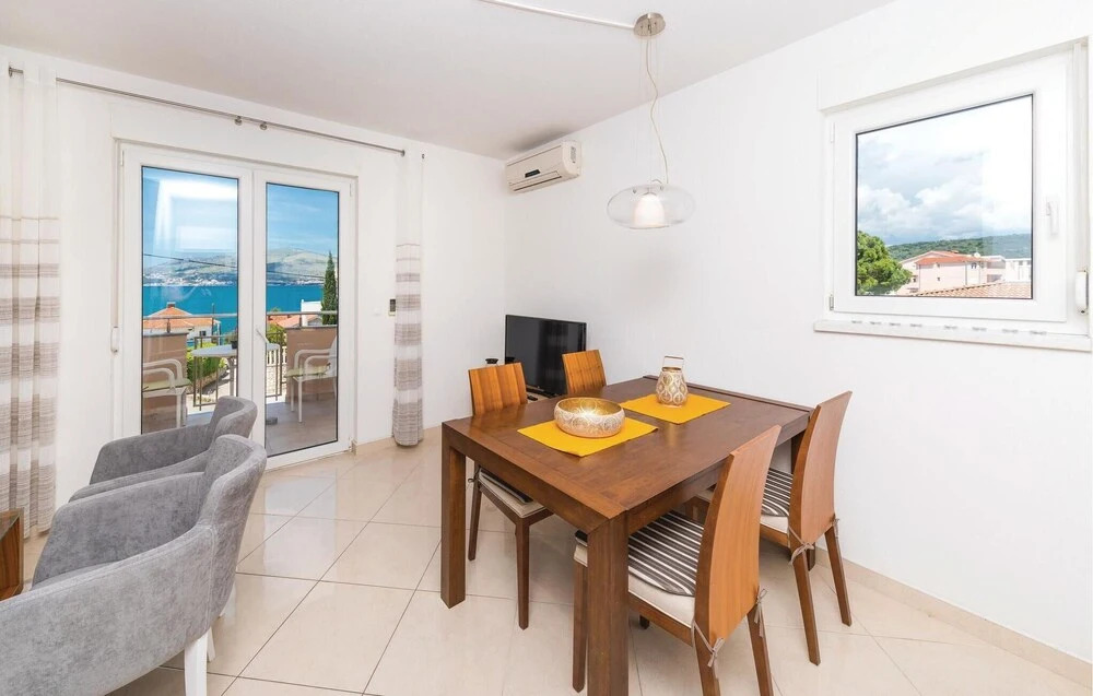 Nice Apartment in Okrug Gornji With 1 Bedrooms and Wifi
