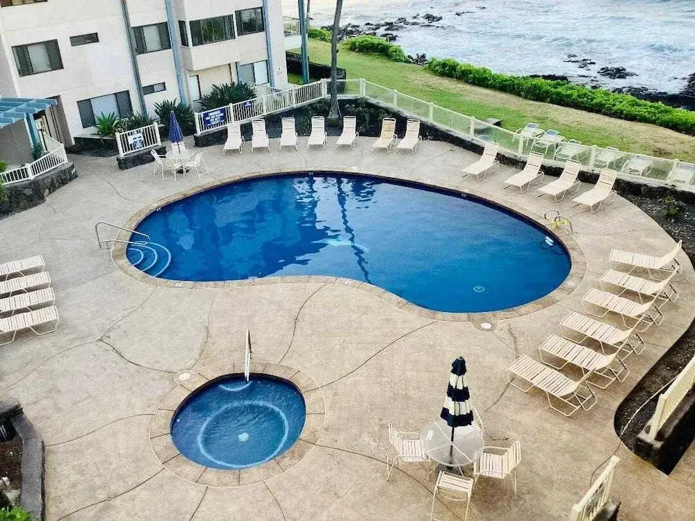 Kona Reef F2 Charming Oceanfront Condo for 4!