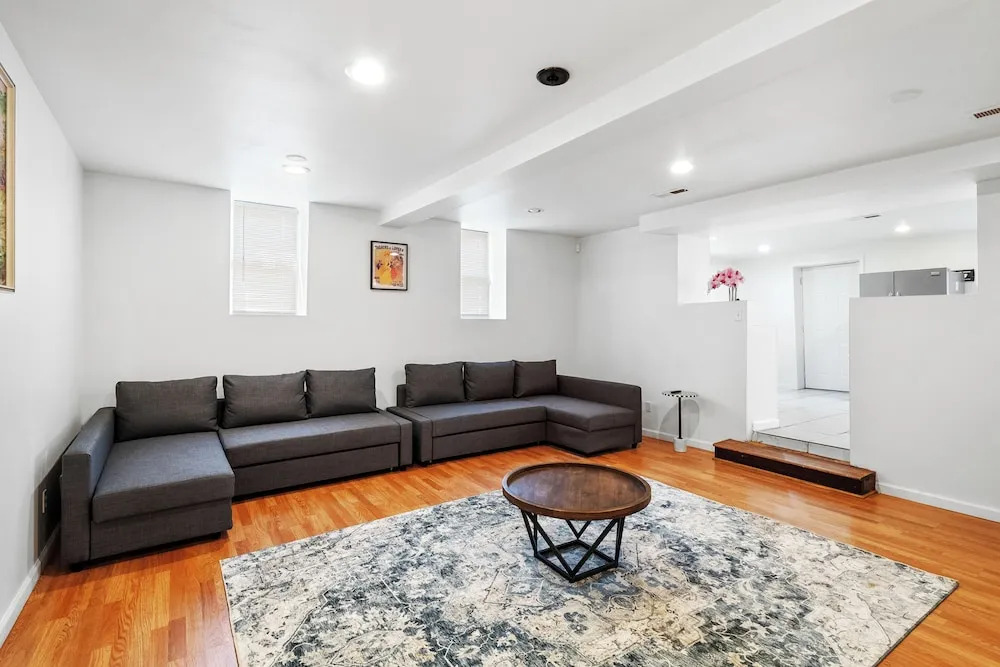 A Cottage in Downtown STL.  Sleeps 10