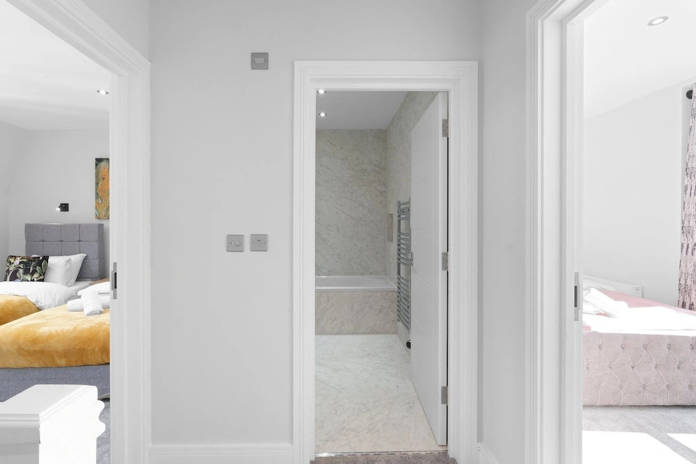 4BDR 3BA Family Home Garden in Isleworth
