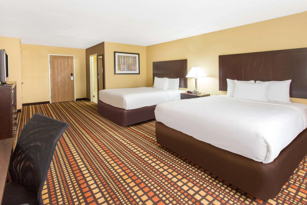 Days Inn & Suites by Wyndham Davenport East