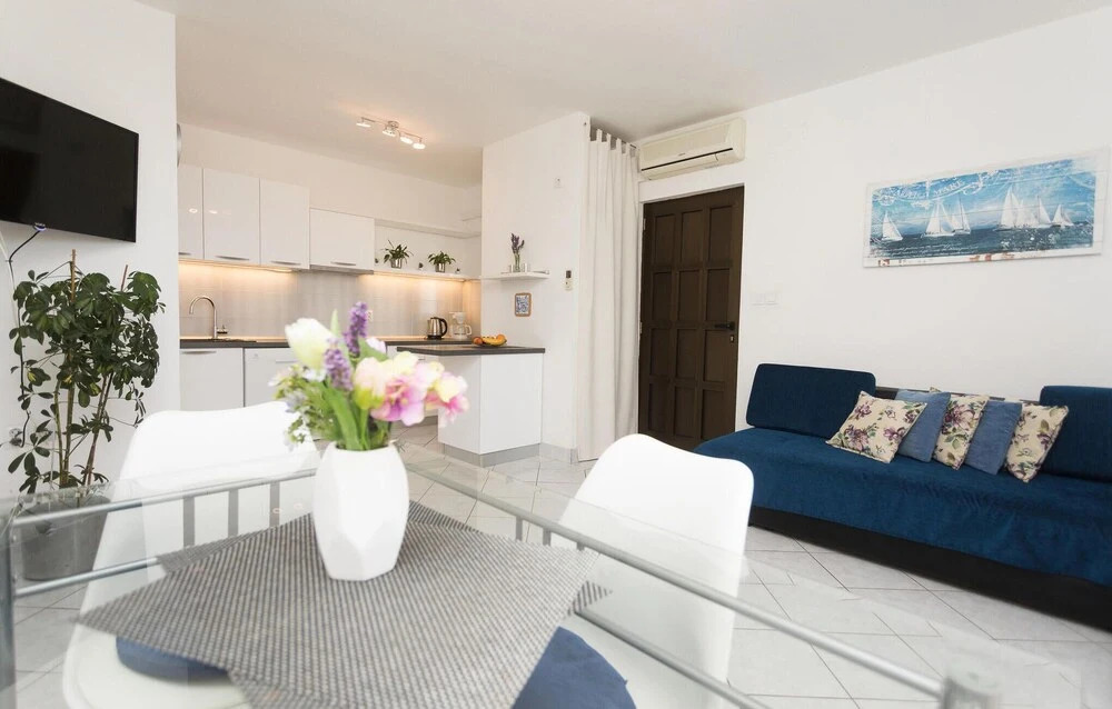 Amazing Home in Sutivan with Hot Tub, WiFi & 3 Bedrooms