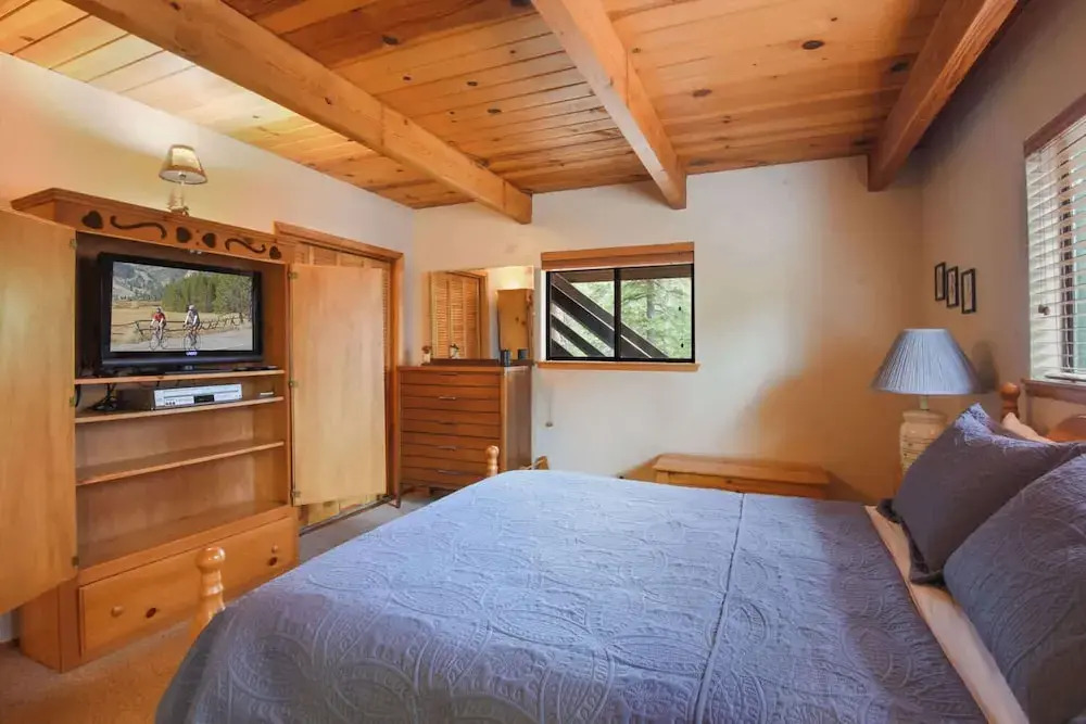 Lake Tahoe Treasure! Minutes From Beach & Skiing