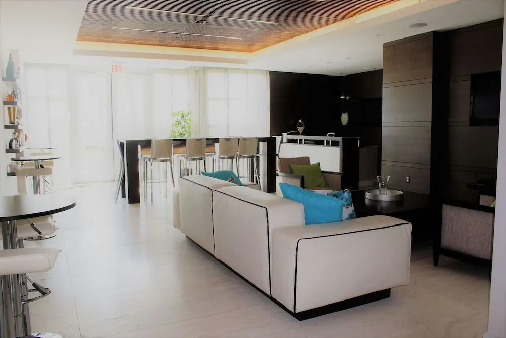 3000 Oasis Grand Blvd #803