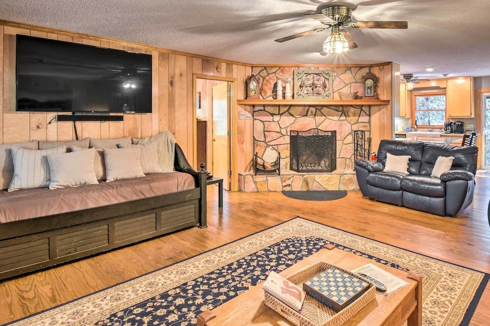 Secluded Lavinder Laurel Leaf Cottage Near Creek