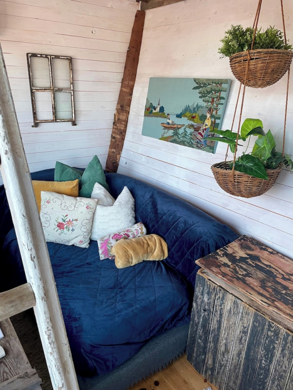 Romantic Cabin right on the lake with fire place