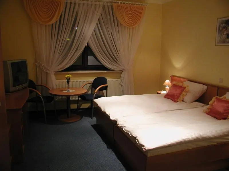 Hotel Restauracja Tawerna Gliwice - duży parking gratis