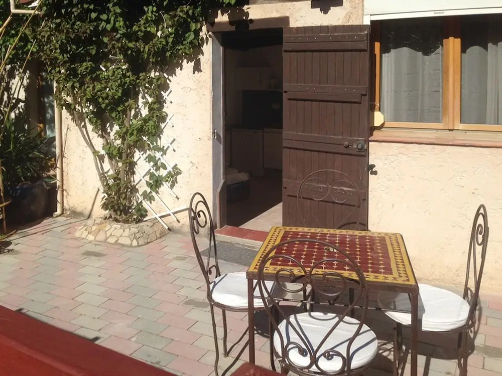 Studio romantique jacuzzi ou spa balneo privatif et jardin Au temps des cerises La Ciotat
